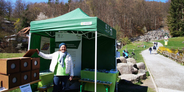 Am Ranger-Stand des Geo-Naturpark Bergstraße-Odenwald gibt es in den Fühlkästen spannendes zu entdecken. Foto: oh