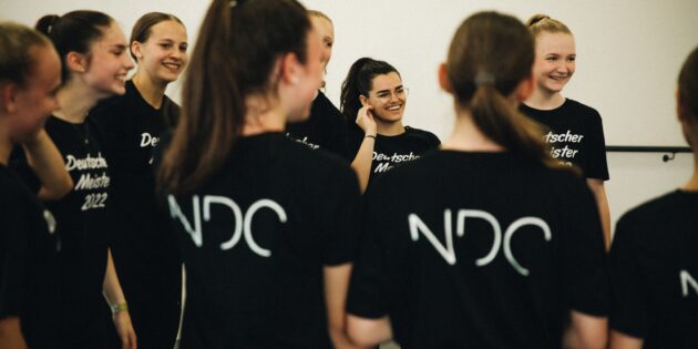 Die neo dance company bei der Teambesprechung. Foto: Kati Nowicki