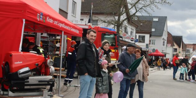 Auf der langen Festmeile war viel geboten – zum Schauen und Mitmachen. Foto: Hannelore Nowacki