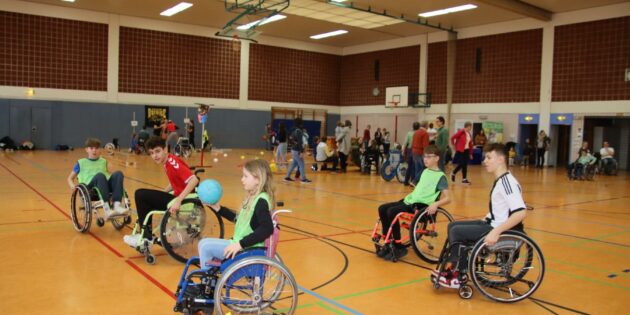 Handballspielen im Rollstuhl, das probierten viele Kinder und Jugendliche aus. Foto: Hannelore Nowacki