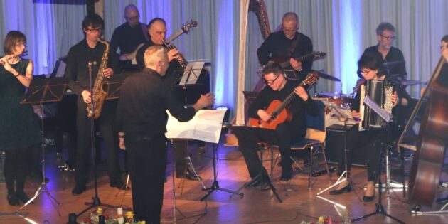 Finale bei „Tach, Herr Bach 2023“ – Musikschulleiter Joachim Sum dirigiert. Foto: Hannelore Nowacki