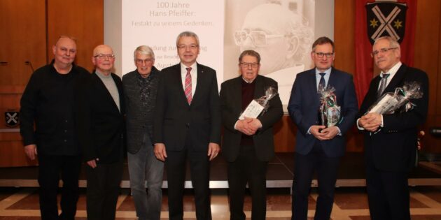 Am 100. Geburtstag von Hans Pfeiffer hatte die Stadt Lampertheim zum feierlichen Gedenken an den früheren Bürgermeister und Ehrenbürger zahlreiche Ehrengäste und mehrere Referenten eingeladen. Im Bild (von links): Thomas Pfeiffer, Walter Pfeiffer, Norbert Hofmann, Bürgermeister Gottfried Störmer, Heiner Weppelmann, Professor Philipp Gassert und Manfred Klenk. Foto: Hannelore Nowacki