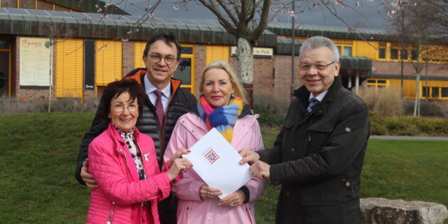 Die hessische Digitalministerin Prof. Dr. Kristina Sinemus (2.v.r.) überreichte Bürstadts Bürgermeisterin Barbara Schader (l.) und Lampertheims Bürgermeister Gottfried Störmer (r.) den Förderbescheid für das Projekt „Interkommunale Smart City Strategie“ – sehr zur Freude des CDU-Landtagsabgeordneten Alexander Bauer. Foto: Benjamin Kloos