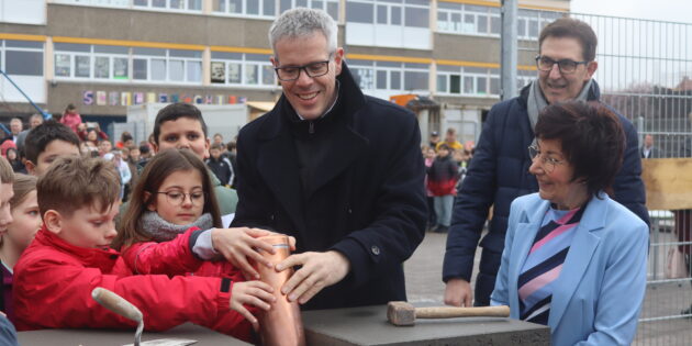Landrat Christian Engelhardt und Bürgermeisterin Barbara Schader ließen gemeinsam mit den Klassensprechern der 4. Klassen die Zeitkapsel in den Grundstein der neuen Schillerschule in Bürstadt ein. Foto: Benjamin Kloos