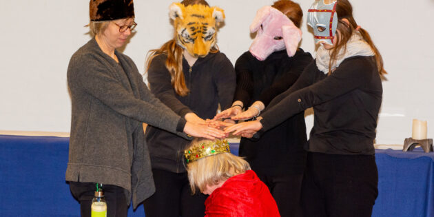 Nach der gelungenen Uraufführung des Theaterstückes „Wie das Schwein die Welt rettete“ in der Heppenheimer Christuskirche geht das im Rahmen eines Workshops entstandene Ensemble des Evangelischen Dekanats Bergstraße jetzt auf Tournee durch die Gemeinden. Foto: oh