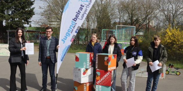 Elias, Melisa, Leni, Anna (v.r.) und die Vorsitzende Leonie (l.) vom Jugendbeirat übergaben ihre Ideen für ein kinder- und jugendfreundlicheres Lampertheim an den Ersten Stadtrat Marius Schmidt (2.v.l.). Foto: Benjamin Kloos