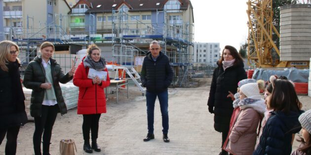 Worauf kommt es beim Trennen von Müll an? Die Vorschulkindergruppe der Kita Guldenweg hörte nicht nur gut zu, was Domenica Accascio (im roten Mantel) und Luisa Wenzel bei der Bilderbuchvorstellung erzählten, sie wussten schon ganz viel (im Bild vorne Vorstand Martina Sotornik, in der Mitte Vorstand Wolfgang Klee). Foto: Hannelore Nowacki 
