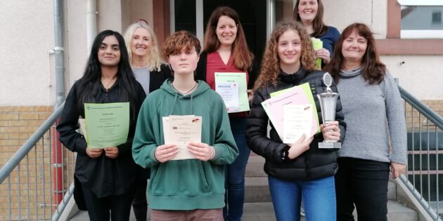 Abinaya Selvakumar, Monika Bormuth (Vorsitzende), Annemarie Ewert, Lena Britz, Laura Korgel (jüngste erfolgreichste Teilnehmerin), Julia Höfle und Maria Adler (Trainerin; v.l.). Foto: oh
