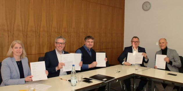 Die Absichtserklärung ist unterschrieben – die Zukunft kann beginnen. Die Unterzeichner (von links) sind Dagmar Cohrs von der Wirtschaftsförderung Bergstraße, Landrat Christian Engelhardt, der Bibliser Bürgermeister Volker Scheib, Dr. Rainer Waldschmidt von der Landesgesellschaft Hessen Trade & Invest und RWE-Rückbauleiter Ralf Stüwe. Foto: Hannelore Nowacki
