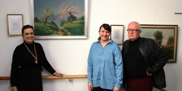 Helmut Kaupe, Annie Bush und Didem Oktay gehören zu den neun Mitgliedern der mit Unterstützung des Kulturamtes neu gegründeten Literatur-Initiative Lampertheim (LIL). Die Ausstellung im Haus am Römer in der Domgasse 2 ist bei freiem Eintritt bis zum 5. April zu besichtigen. Öffnungszeiten: Montags und freitags von 8 bis 12 Uhr; montags, dienstags und donnerstags von 14 bis 16 Uhr. Foto: Hannelore Nowacki