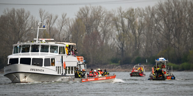 Bei der gemeinsamen Großübung auf dem Rhein waren freiwillige Rettungskräfte von DRK, DLRG und Feuerwehr im Einsatz. Foto: Mirco Metzler / Die Knipser