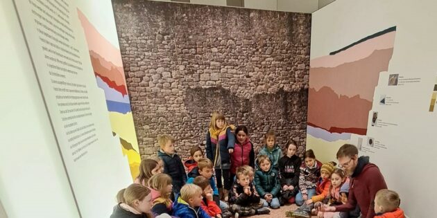Eine der beiden Gruppen der Osterferienbetreuung während der Führung über das Klostergelände in Lorsch. Foto: oh