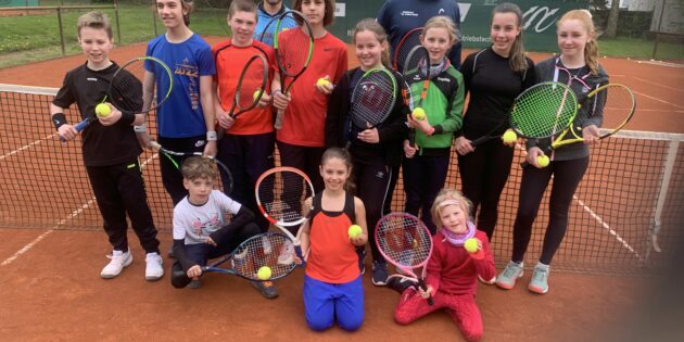 Die Teilnehmer des Ostercamp des TC Bürstadt trainierten fleißig Vor-, Rückhand und Aufschläge. Foto: oh