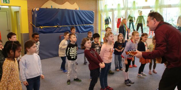 Die Vorschulkinder der Kita Europaring wurden bei den Liedern, die Kinderliedermacher Wolfgang Hering auf der Gitarre begleitete, zu unterschiedlichen Bewegungen motiviert. Am 15. Juli treten sie mit ihrer Choreografie auf der Schillerplatz-Bühne zum Hessischen Familientag auf. Foto: Hannelore Nowacki