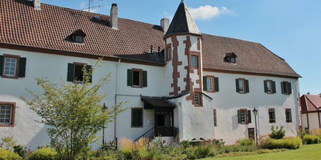 Im Rahmen des Neuschlößer Frühlingsfest übergibt die Evangelische Johannesgemeinde nach dem Gottesdienst am Sonntag Spenden für die Menschen im Ahrtal und in der Ukraine. Archivfoto: TIP Südhessen