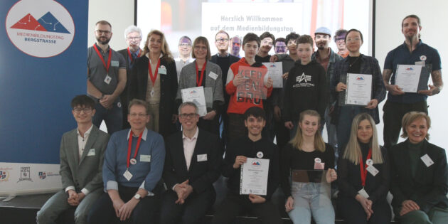 Die Organisatoren und Preisträger des Medienbildungspreises Kreis Bergstraße sowie Landrat Christian Engelhardt (2.v.l.) und Schulamtsleiterin Susanne Hertz (1.v.r.) freuen sich über den erfolgreichen Auftakt des ersten Medienbildungstags. Foto: oh