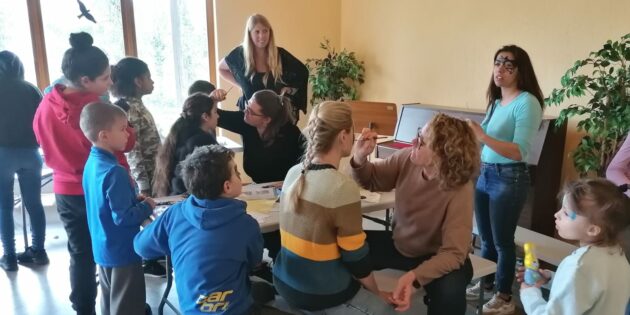 Auf die Kinder in der Flüchtlingsunterkunft in Groß-Rohrheim warteten am Ostersamstag Spiel, Spaß und viele Überraschungen. Foto: oh