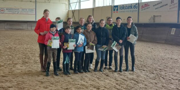 Die erfolgreichen Absolventinnen der Reitabzeichen-Kurse des Reit- und Fahrverein Lampertheim. Foto: oh
