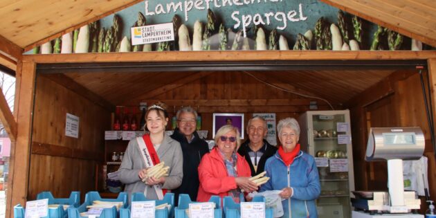 Frisch vom Feld von Gemüsebau Schmidt kommt der Spargel ins Spargelverkaufshäuschen auf dem kleinen Schillerplatz; auch neue Kartoffeln, Sauce Hollandaise und einiges mehr ist hier zu haben. Zur Eröffnung bekam „Liesel“ vom Verkaufsteam (rechts) für ein Foto Verstärkung von Annerose und Karl-Heinz Schmidt, Bürgermeister Gottfried Störmer und Spargelkönigin Stella Svenja I. An Sonn- und Feiertagen ist von 9.30 Uhr bis 13 Uhr geöffnet, an Samstagen von 8 bis 15 Uhr, mittwochs bis freitags von 9 bis 15 Uhr. Foto: Hannelore Nowacki