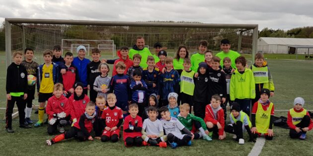 Die 40 Teilnehmer des viertägigen Fußballtrainings beim TV Lampertheim. Foto: oh