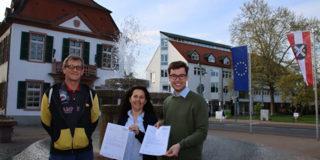 Erster Stadtrat Marius Schmidt (rechts) überreichte den Vorstandsmitgliedern des AK Suchtkrankenhilfe Manuela Teufel und Lars Stroh das Dankschreiben im Namen der Stadt Lampertheim, die den AK außerdem mit 500 Euro jährlicher Zuwendung unterstützt. Foto: Hannelore Nowacki