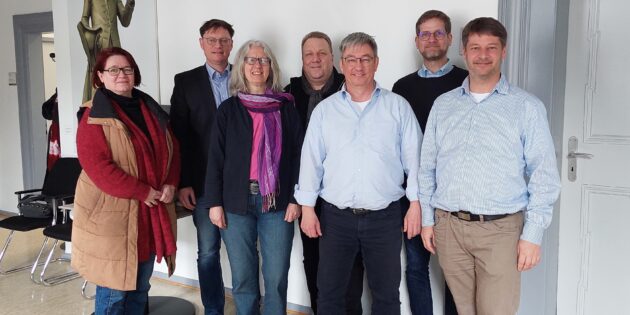 Die Teilnehmerinnen und Teilnehmer der Gesprächsrunde zwischen Kreisverwaltung und Wohlfahrtsverbänden (von links): Iris Keil (Jugendamt), Thorsten Bach (Sozialamt), Carola Friemel (DRK), Matthias Schimpf (Hauptamtlicher Kreisbeigeordneter), Thomas Jungfleisch (Der Paritätische, Sprecher der Liga Bergstraße), Andreas Mager (Caritas) und Tobias Lauer (Diakonie). Foto: oh