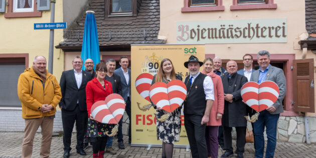 Oberbürgermeister Adolf Kessel, Jürgen Wegener (Volksbank Alzey-Worms eG), Sascha Kaiser (Kultur und Veranstaltungs GmbH Worms), Angelika Zezyk (Stadt Worms, Bereich 3 - Öffentliche Sicherheit und Ordnung), Efrem Önder und Bastian Fischer (Sat. Schadensmanagement GmbH), Hanna Reuther und Markus Trapp (Backfischbraut und Bojemääschter vun de Fischerwääd), Bürgermeisterin Stephanie Lohr, Kai Hornuf (Stadtmarketing Worms e.V.), René Bauer (Schaustellerverband Worms-Wonnegau e.V.), Steffen Burdack (Rheinhessen Sparkasse) und Dr. Andreas Schreiber (Interessengemeinschaft Wonnegauer Weinkeller e.V.; v.l.). Foto: Marc Braner 