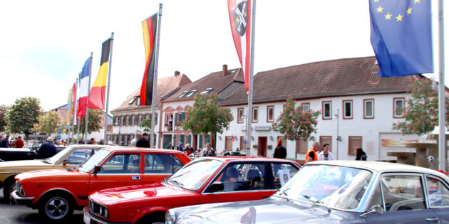 Bei der autoMOBIL und dem Oldtimertreffen am Dom schlugen die Herzen der Autoliebhaber höher. Foto: Hannelore Nowacki