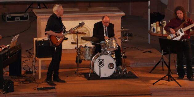 Auf ihre große Blaue musste Heike Ittmann beim gemeinsamen Spiel vor dem Altar verzichten, an der E-Gitarre Musikschulleiter Joachim Sum, an den Drums Hans-Jürgen Götz und am E-Bass Frank Willi Schmidt. Foto: Hannelore Nowacki