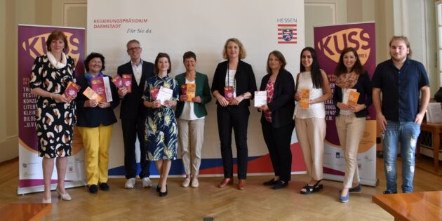 Regierungspräsidentin Brigitte Lindscheid (Regierungspräsidium Darmstadt), Ute Naas (Odenwaldkreis),  Landrat Christian Engelhardt (Vorsitzender des Kultursommers Südhessen e.V.), Ulrike Schadeberg (Geschäftsführerin des Kultursommers Südhessen e.V. bis 31.07.2023), Nicole Schlabach (Stellv. Geschäftsführerin der Sparkassen-Kulturstiftung Hessen-Thüringen),  Tina Rosenfeld (Landkreis Darmstadt-Dieburg),  Sibylle Wilfer (Geschäftsführerin des Kultursommers Südhessen e.V. ab 01.07.2023), Raza Bujupak (Kreis Bergstraße), Claudia Friedel (Kreis Offenbach) und Lucas Hahl (Freiwilliger im Bundesfreiwilligendienst beim Kultursommer Südhessen e.V.). Foto: oh