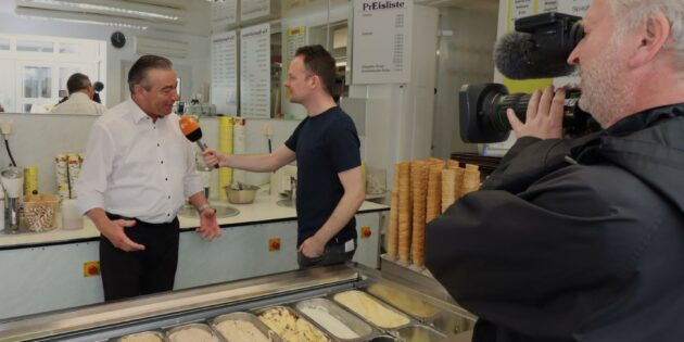 Kurt Oberfeld im Gespräch mit ZDF-Redakteur Markus Wolsiffer. Foto: Hannelore Nowacki