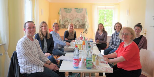 Die Erste Kreisbeigeordnete Diana Stolz (4. v. li.) mit den Teilnehmerinnen und Teilnehmer des jüngsten Treffens des Hebammennetzwerkes im Kreis Bergstraße (v.l.n.r.): Patrick Schmittinger (Fachbereich Gesundheitsversorgung des Kreises Bergstraße), Kathleen Wietholtz (Gesundheitskoordinatorin des Kreises Bergstraße), Christine Richter (Hebammen-Kreissprecherin), die Erste Kreisbeigeordnete Diana Stolz, Annett Haase (Gründerin und fachliche Leiterin des Geburtshauses Bensheim), Birgit Heidkamp (Gründerin und organisatorische Leiterin des Geburtshauses Bergstraße), Lara-Sophie Decker (Studentin der Hebammenwissenschaften, absolviert derzeit ein Externat im Geburtshaus) und Dr. Cordula Müller (Chefärztin der Gynäkologie und Geburtshilfe des Kreiskrankenhaus Bergstraße). Foto: oh
