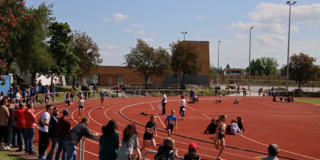Gute Stimmung bei Sportlern und Zuschauern bei bestem Feiertagswetter 
