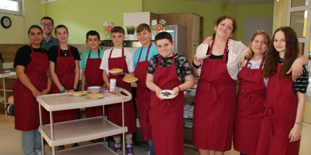 Der Jugendbeirat der Stadt Lampertheim hatte am Nachbarschaftstag Spaß daran, mit selbst gebackenen Waffeln den Altenheimbewohnern im Dietrich-Bonhoeffer-Haus eine Freude zu machen. Foto: Hannelore Nowacki