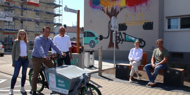 Das neue BGLA-Mobilcenter im Weinheimer Weg 17 fällt auf, das ist auch so gedacht. Denn das E-Lastenfahrrad zum Ausleihen, der kostenlose Trinkbrunnen und die Mitfahrbank sind für alle da. Foto: Hannelore Nowacki