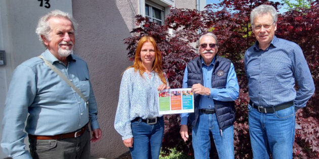 Johannes Haefele (r.) und Heiner Veltman (2.v.r.) vom Lions-Club Lampertheim überreichten die 750-Euro-Spende für das Alleinerziehenden-Projekt des Evangelischen Dekanats Bergstraße an Referentin Katja Folk. Pfarrer und Dekan i.R. Karl Hans Geil (l.) hatte den „Löwen“ das Projekt ans Herz gelegt. Foto: Evangelisches Dekanat
