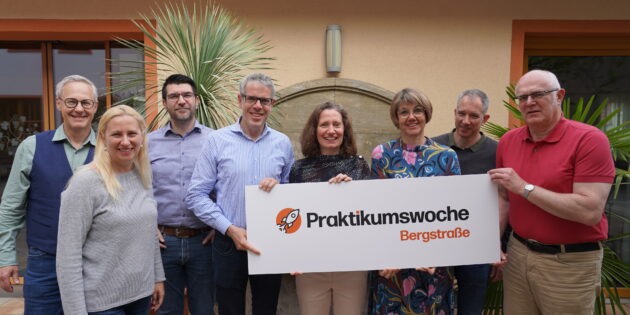 Der Kreis Bergstraße und seine Mitarbeiterinnen und Mitarbeiter freuen sich, bei der diesjährigen Praktikumswoche dabei zu sein (v. l. n. r.): Der Leiter der Abteilung Straßenverkehrswesen, Dieter Brandt, die Erste Kreisbeigeordnete, Diana Stolz, der Leiter der Abteilung Finanzen und Controlling, Mathias Lannert, der Landrat Christian Engelhardt, die Betriebsleiterin des Jobcenters Neue Wege Bergstraße, Dr. Melanie Marysko, die Leiterin der Abteilung Personal und Organisation, Barbara Hoffbauer, der Leiter der Abteilung Veterinärwesen und Verbraucherschutz, Dr. Thomas Faßbender und der Leiter der Abteilung Ausländer und Migration, Adam Schütz. Foto: oh