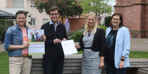 Das Projekt „In mir wohnt die Sonne” wird durch den Kreis gefördert – die Erste Kreisbeigeordnete Diana Stolz (2.v.r.) überreichte dem Ersten Stadtrat Marius Schmidt (2.v.l.) den entsprechenden Bescheid. Foto: Benjamin Kloos 