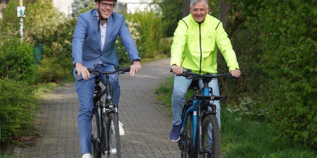 Landrat Christian Engelhardt traf sich in Einhausen mit Bürgermeister Helmut Glanzner (r.) zum Auftakt der diesjährigen STADTRADELN-Aktion. Foto: oh