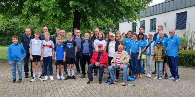 Die SPAZ-Teilnehmenden aus dem Jahr 2022 freuen sich über ihre Urkunden und die zusätzlichen Gaben für ihre erfolgreich erbrachten Leistungen. Foto: Sportabzeichen-Team