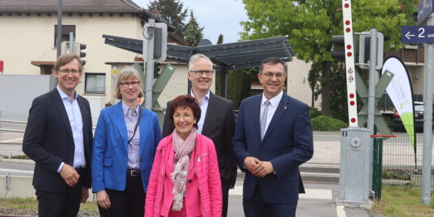 Die Gleisquerung verbindet die Innenstadt und die Steinlache auf kurzem und schnellen Weg – sehr zur Freude von Bürgermeisterin Barbara Schader (Mitte), umrahmt von Staatssekretär Jens Deutschendorf, Monika Fontaine-Kretschmer, Dr. Klaus Vornhusen und Alexander Bauer (MdL; v.l.). Foto: Benjamin Kloos