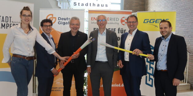 Freuen sich auf viele Bürger und Firmen, die das Angebot des Glasfaserausbaus annehmen: Martina Wilde (Deutsche GigaNetz), Piero Irrera (Deutsche GigaNetz), Bürgermeister Gottfried Störmer, Carsten Hoffmann (GGEW AG), Frank Kaus (Energieried GmbH) und Andreas Ehret (GGEW net GmbH; v.l.). Foto: Benjamin Kloos 