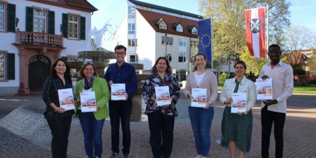 Die Lampertheimer Integrationskommission stellte ihr Projekt Gesundheitswegweiser in neun Sprachen vor. Im Bild (von links): Turan Chaharmahali, Christiane Krotz, Erster Stadtrat Marius Schmidt, Marilyn Menger, Melanie Krämer-Gerlich, Rose Kohr und Lancine Diallo. Foto: Hannelore Nowacki