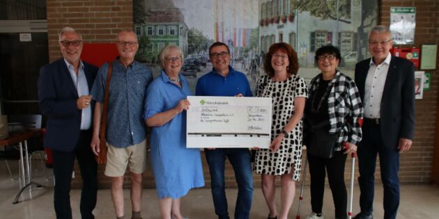 Die 3.000-Euro-Spende der Volksbühne für die Tafel sorgte für strahlende Gesichter. Im Bild (von links): Rolf Hecher, Michael Tschirner, Ilona Brunnengräber, Frank Griesheimer, Gerdi Greßhoff, Ilse Prüssing und Bürgermeister Gottfried Störmer. Foto: Hannelore Nowacki 