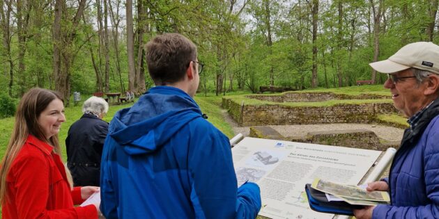 Zusammen mit Günter Mössinger, dem Vorsitzenden des Heimat- und Geschichtsverein Nordheim, besuchten SPD Bergstraße-Vorsitzender Marius Schmidt und Landtagskandidatin Simone Reiners die Burg Stein bei Nordheim. Foto: oh