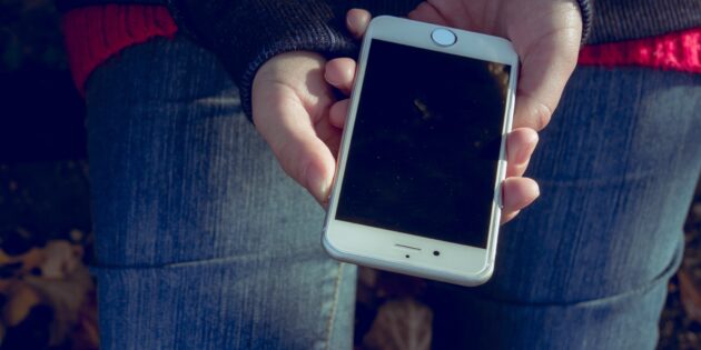 Ein regelmäßiger Austausch mit dem Kind über seine Aktivitäten im Netz ist unerlässlich – gerade wenn es um die Nutzung eines Smartphones geht. Foto: www.pixabay.com