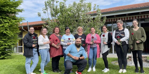 Als Dank für den täglichen Einsatz für die Kinder erhielten die Erzieherinnen und Erzieher in Biblis anlässlich des Tages der Kinderbetreuung Rosen. Foto: oh