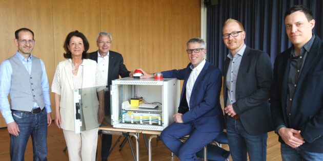 Landrat Christian Engelhardt (3. v. re.) und Bürgermeister Gottfried Störmer (3. v. li.) geben am Lessing-Gymnasium den Startschuss für das schnelle Internet mit der Schulleiterin Silke Weimar-Ekdur und dem stellvertretenden Schulleiter Jérôme Dath (links) sowie dem technischen Betriebsleiter Johannes Kühn (2. v. re.) und dem kaufmännischen Betriebsleiter Simon Menden. Foto: oh