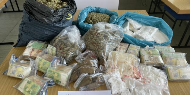 Die Polizei beschlagnahmt kiloweise Drogen und etwa 250.000 Euro Bargeld. Foto: Polizei