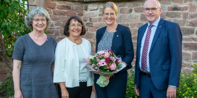 Das Bergsträßer Dekanatssynode hat Sonja Mattes zur neuen Dekanin gewählt – unser Bild zeigt (v.l.) Silke Bienhaus (Dekanin in Stellvertretung), Ute Gölz (Präses), Sonja Mattes sowie Arno Kreh (Dekan). Bild: Michael Ränker / Evang. Dekanat Bergstraße